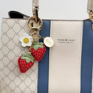 Handgefertigte Leder Erdbeere und Blume Schlüsselanhänger, nette Leder Taschenanhänger, Zubehör für Geldbörse / Rucksack / Handtasche, Leder Zubehör Geschenk