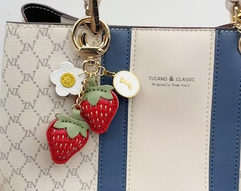 Llavero artesanal de cuero con fresa y flor, bonito dije para bolso de cuero, accesorio para bolso, mochila o bolso, accesorio de cuero para regalo.