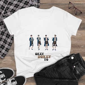 Puede incluir: Camiseta blanca con un gráfico de cuatro hombres con batas azules y pantalones cortos de estampado de leopardo. El texto "OKEY DOKEY YO" está impreso debajo del gráfico.