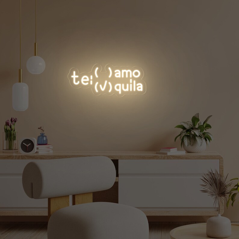以下が含まれることがあります： ベージュの壁に「te:( )amo te:( )quila」という文字が書かれた白いネオンサイン