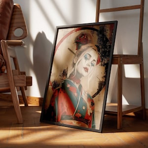 Könnte beinhalten: Eine gerahmte Illustration einer Frau mit rotem und blauem Make-up, die einen traditionellen japanischen Kimono mit roten und grünen Blumenmustern trägt. Der Hintergrund ist eine verblasste Illustration im Vintage-Stil mit einem Kreis in der Mitte.