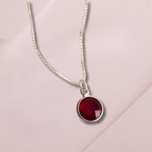 Collar granate Collar de piedra de nacimiento de enero Regalo del Día de la Madre Colgante granate Collar minimalista Joyería minimalista Regalo de cumpleaños