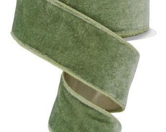 Puede incluir: Un rollo de cinta de terciopelo verde salvia con borde alambrado. La cinta tiene 2,5 pulgadas de ancho y es perfecta para agregar un toque de elegancia a cualquier proyecto artesanal.