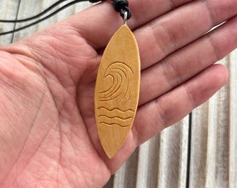 Collar con tabla de surf de madera hecho a mano: joyería playera estilo bohemio, regalo de aniversario de madera
