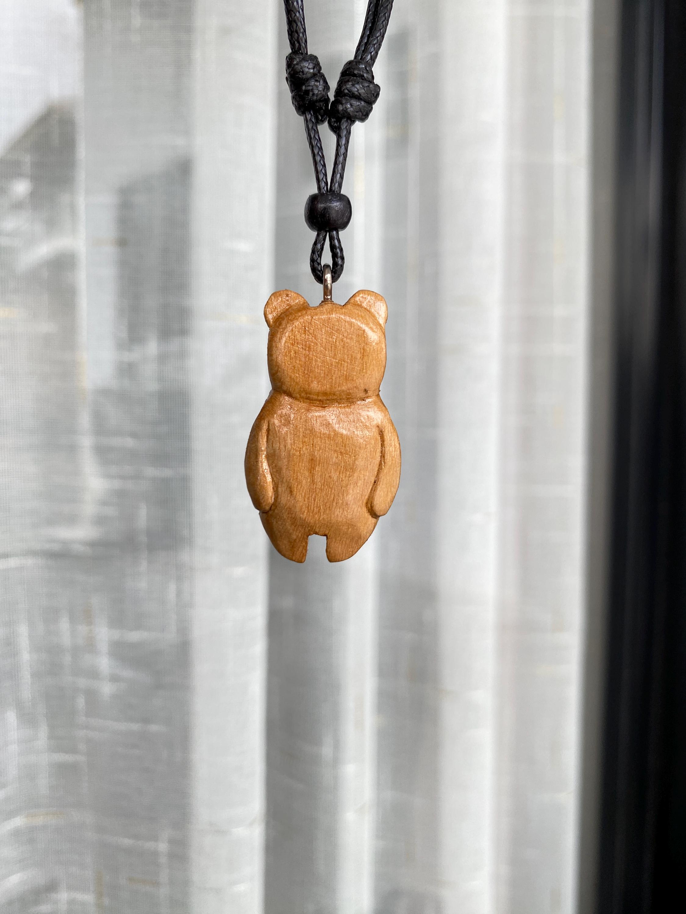 手彫りの木製クマのネックレス：動物トーテムジュエリー - Etsy 日本