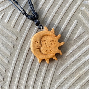 Collier soleil et lune en bois sculpté à la main : pendentif céleste bohème