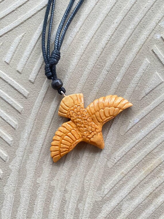 手彫りの木製鳥ネックレス：ボヘミアン風ペンダント - Etsy 日本