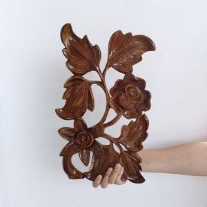 Rustikale Holzblumen-Wanddekoration, handgefertigte Holzblumenkunst, botanische Wandbehang, Bauernhaus-Wanddekoration, naturinspirierte Holzwandkunst