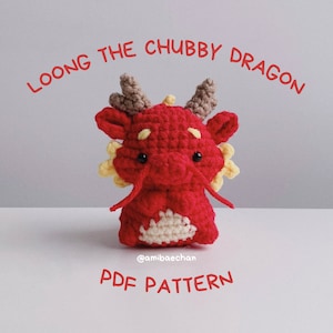 Op de afbeelding: Een haakpatroon voor een rode, gele en bruine amigurumi-draak genaamd "Loong de mollige draak". Het patroon is beschikbaar als PDF-download. Het patroon is van @amibaechan.