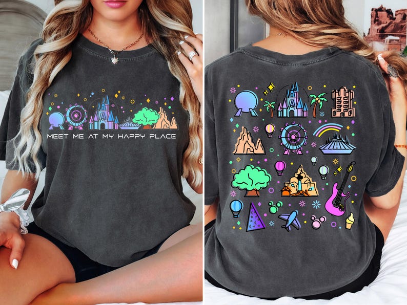 Op de afbeelding: Een donkergrijs T-shirt met een kleurrijke grafische print van verschillende Disney-parkiconen en de tekst "Meet me at my happy place".