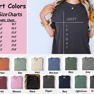 Op de afbeelding: Een maattabel voor T-shirts met metingen in inches. De tabel toont de maat, lengte en borstmetingen voor maten S tot en met 4XL. De tabel wordt vergezeld van een kleurenkaart met 15 verschillende kleuren T-shirts.