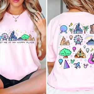 Op de afbeelding: Roze T-shirt met een afbeelding van verschillende Disney World attracties op de achterkant en de tekst "Meet me at my happy place" op de voorkant.