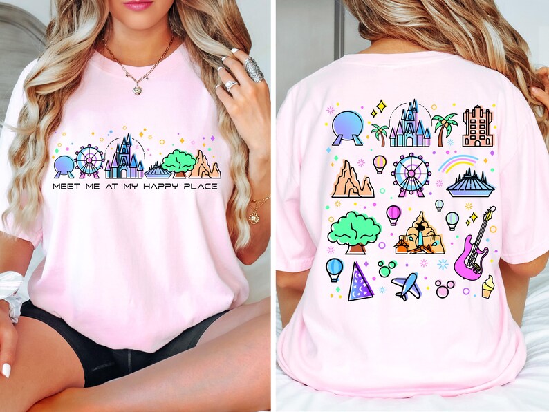 Op de afbeelding: Roze T-shirt met een afbeelding van verschillende Disney World attracties op de achterkant en de tekst "Meet me at my happy place" op de voorkant.