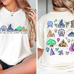 Op de afbeelding: Wit T-shirt met een grafische print van verschillende Disney-parkiconen en de tekst "Meet me at my happy place".
