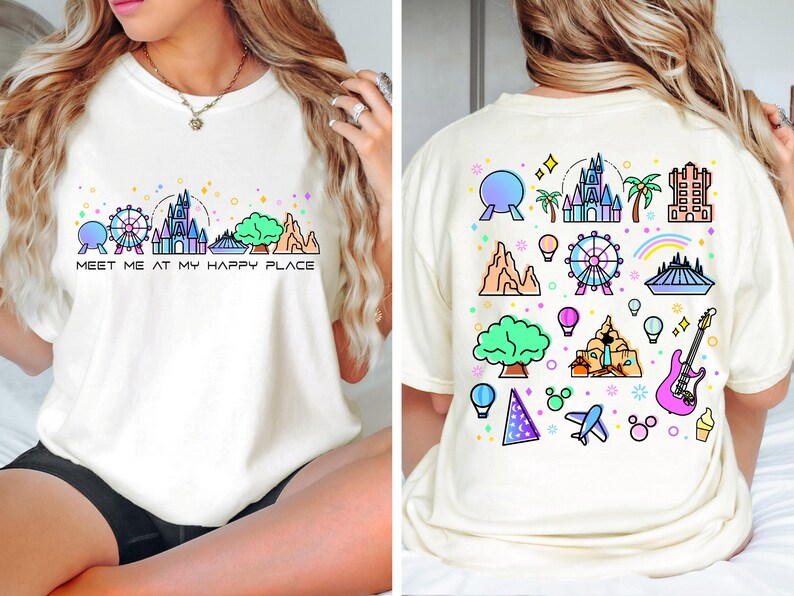 Op de afbeelding: Wit T-shirt met een grafische print van verschillende Disney-parkiconen en de tekst "Meet me at my happy place".