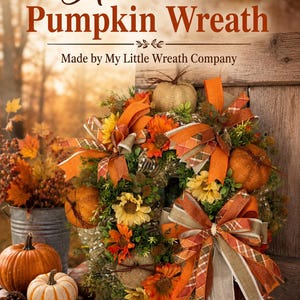 Peut inclure: Une couronne décorative avec des citrouilles en tissu orange et beige, des rubans à carreaux et des fleurs jaunes. Le texte indique Autumn Pumpkin Wreath Made by My Little Wreath Company. L'ensemble inclut du feuillage vert et de la toile de jute.