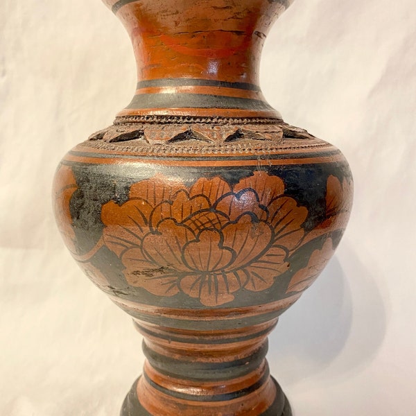 Vintage Pier 1 Mexican Red Ware Clay Etched Floral Urn Vase Matte Black and Red Clay Color 8.25” high, Heavy