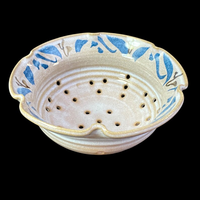Vintage Farmhouse Pottery Berry Bowl Strainer & Underplate Studio Art Blue Stoneware Colander Susanne Kent immagine 6