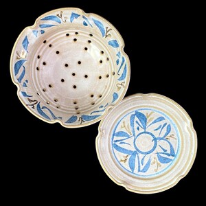 Vintage Farmhouse Pottery Berry Bowl Strainer & Underplate Studio Art Blue Stoneware Colander Susanne Kent immagine 2
