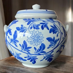 Vintage Blue White Chinoiserie Ginger Jar: Floral Vines, 9&quot;