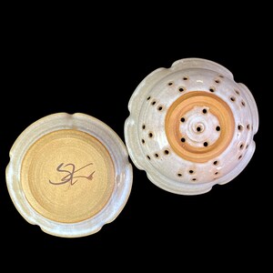 Vintage Farmhouse Pottery Berry Bowl Strainer & Underplate Studio Art Blue Stoneware Colander Susanne Kent immagine 5