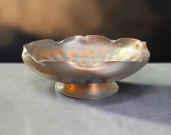 Bol de pedestal de cobre martillado gregoriano vintage, hecho a mano con borde festoneado, plato para joyas, decoración de tocador, 7" de diámetro.