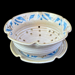 Vintage Farmhouse Pottery Berry Bowl Strainer & Underplate Studio Art Blue Stoneware Colander Susanne Kent immagine 1