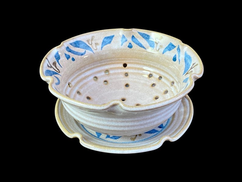 Vintage Farmhouse Pottery Berry Bowl Strainer & Underplate Studio Art Blue Stoneware Colander Susanne Kent immagine 1