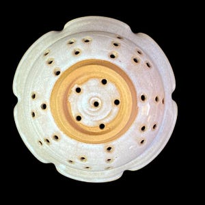 Vintage Farmhouse Pottery Berry Bowl Strainer & Underplate Studio Art Blue Stoneware Colander Susanne Kent immagine 7