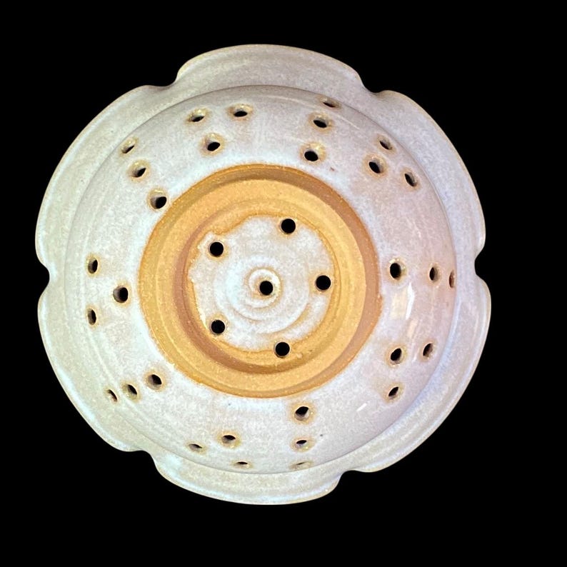 Vintage Farmhouse Pottery Berry Bowl Strainer & Underplate Studio Art Blue Stoneware Colander Susanne Kent immagine 7