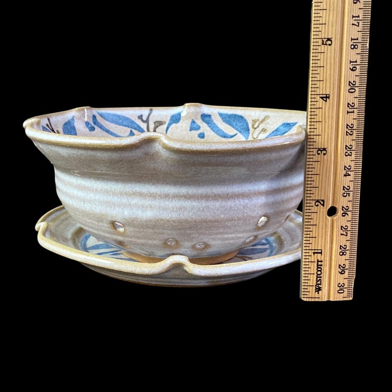 Vintage Farmhouse Pottery Berry Bowl Strainer & Underplate Studio Art Blue Stoneware Colander Susanne Kent immagine 10