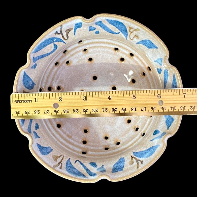 Vintage Farmhouse Pottery Berry Bowl Strainer & Underplate Studio Art Blue Stoneware Colander Susanne Kent immagine 8