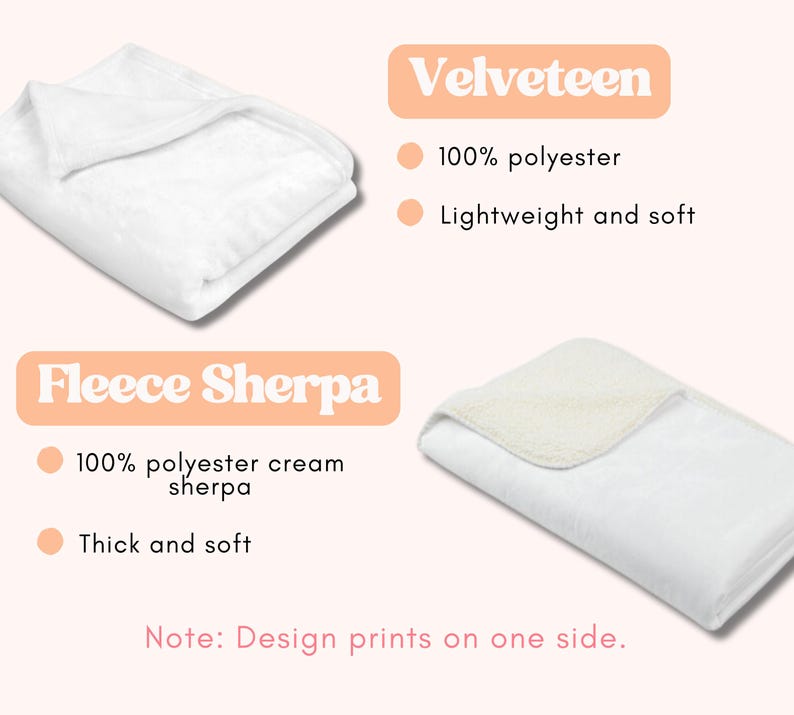 Op de afbeelding: Twee witte dekens worden getoond, een Velveteen en een Fleece Sherpa. De Velveteen deken is 100% polyester en lichtgewicht. De Fleece Sherpa deken is 100% polyester cream sherpa, dik en zacht. Ontwerp wordt aan &eacute;&eacute;n kant bedrukt.