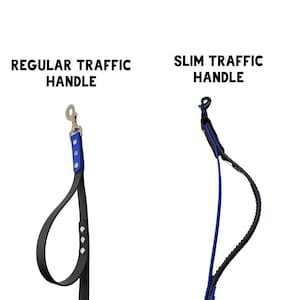 Può includere: L'immagine mostra due maniglie per guinzaglio per cani. La "Regular Traffic Handle" è nera con un accento blu e hardware argentato. La "Slim Traffic Handle" è nera con un accento blu. Il testo sopra ogni maniglia recita "Regular Traffic Handle" e "Slim Traffic Handle".