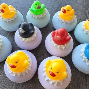 Bombe de bain artisanale avec un adorable canard en caoutchouc. Cadeaux. Préparatifs. Fête prénatale. Pour enfants. Anniversaire.