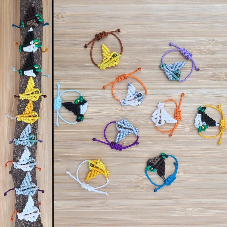 Pode incluir: Uma cole&ccedil;&atilde;o de 12 pulseiras de amizade coloridas com diferentes desenhos de p&aacute;ssaros. As pulseiras s&atilde;o feitas com fio de bordar colorido e apresentam uma variedade de cores, incluindo azul, verde, amarelo, laranja, roxo e branco.