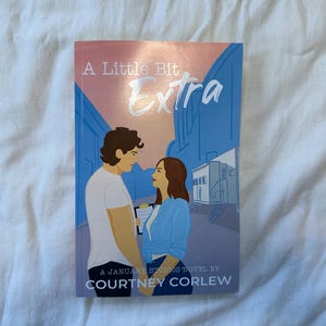 コートニー・コーリュー著『A Little Bit Extra』 / セレブロマンス、秘密のデートロマンス、職場ロマンス、ロマンス本、サイン本