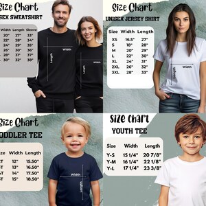 Puede incluir: La imagen muestra tablas de tallas para sudaderas unisex, camisetas unisex, camisetas para ni&ntilde;os peque&ntilde;os y camisetas para j&oacute;venes. Las medidas est&aacute;n en pulgadas. Las tablas incluyen ancho y largo. Los modelos llevan la ropa.