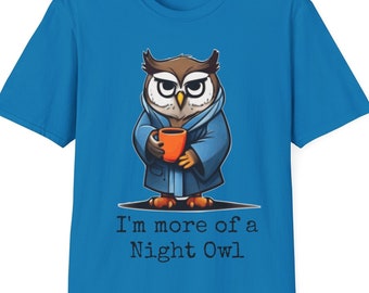 Stylowa i zabawna koszulka z sową „Jestem raczej nocnym markiem” – zabawna, śpiąca sowa z kawą – wygodna, miękka koszulka unisex