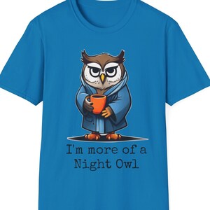 Camiseta estilosa e divertida de coruja "Sou mais uma coruja da noite" - Coruja matinal sonolenta e bem-humorada com café - Camiseta macia e confortável unissex