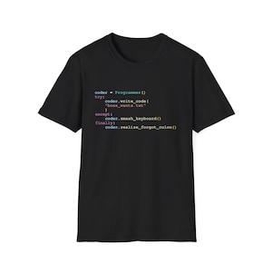 Może przedstawiać: Czarny T-shirt z humorystycznym fragmentem kodu wydrukowanym na nim. Kod brzmi: "coder = Programmer() try: coder.write_code("boss_wants.txt") except: coder.smash_keyboard() finally: coder.realize_forgot_colon()"