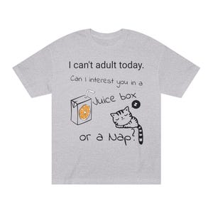 Camiseta engraçada "Não posso ser adulto hoje. Posso te oferecer um suco de caixinha ou uma soneca?" Camiseta engraçada de gatinho dormindo