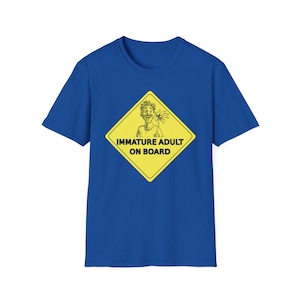 Camiseta engraçada: "Adulto imaturo a bordo" - Uma versão divertida das placas "Bebê a bordo".