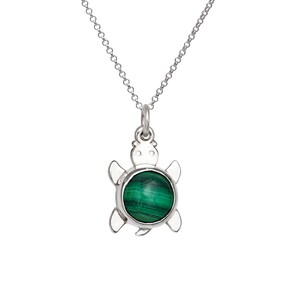 Op de afbeelding: Een zilveren ketting met een schildpadhanger. De hanger heeft een ronde, heldergroene steen, gezet in een zilveren schildpadvormig frame. De ketting is fijn en zilver.