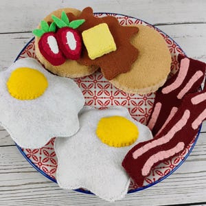 Felt pancake breakfast food Set: Handmade play pancakes with strawberries, eggs, bacon, syrup and butter