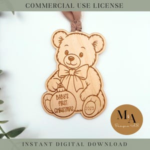 Puede incluir: Adorno navideño de madera con forma de oso con pajarita y una bola navideña que dice "Baby's First Christmas 2025". El adorno está sujeto a una cinta beige. Se ven las palabras "Commercial Use License" e "Instant Digital Download".