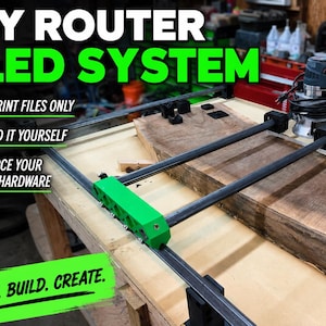 Op de afbeelding: Een DIY-freesslede-systeem met zwarte en groene 3D-geprinte onderdelen, metalen geleiderails en een bovenfrees. De afbeelding bevat de tekst: DIY ROUTER SLED SYSTEM, 3D PRINT FILES ONLY, BUILD IT YOURSELF, SOURCE YOUR OWN HARDWARE, PRINT. BUILD. CREATE.