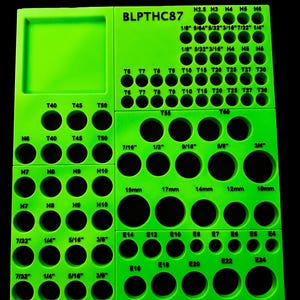 Può includere: Un organizzatore di utensili in plastica verde con una griglia di fori per riporre prese e punte di varie dimensioni. L'organizzatore è etichettato "BLPTHC87" e include dimensioni per prese Torx, esagonali ed E, nonché dimensioni frazionarie e metriche.