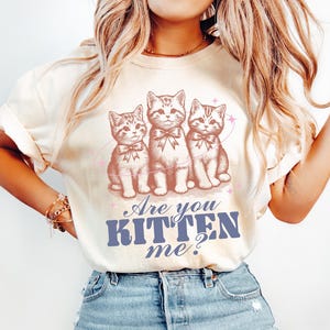 Komfort Farben Süßes Kätzchen Shirt Lustiges Katzenliebhaber Sweatshirt Coquette Bow Kätzchen Retro inspiriert Shirt für Beste Freundin Gemütliches Tochter Geschenk