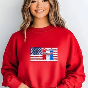 Sudadera con la bandera estadounidense de Mt. Dew Bottles, gráfico patriótico vintage, sudadera Mountain Dew USA en rojo, blanco y azul, orgullo estadounidense, sudadera con refresco